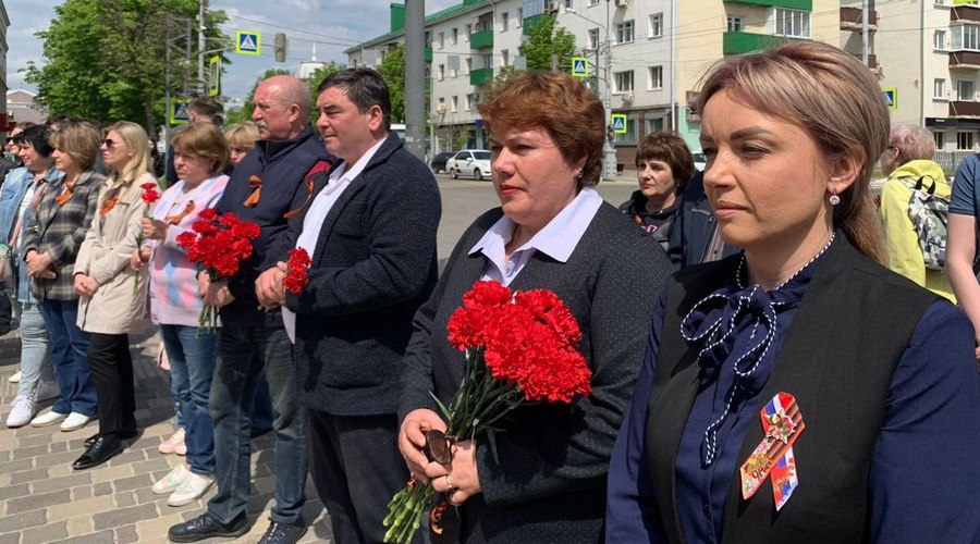 Возложение цветов у памятника работникам Старооскольского мехзавода, погибшим в годы ВОВ